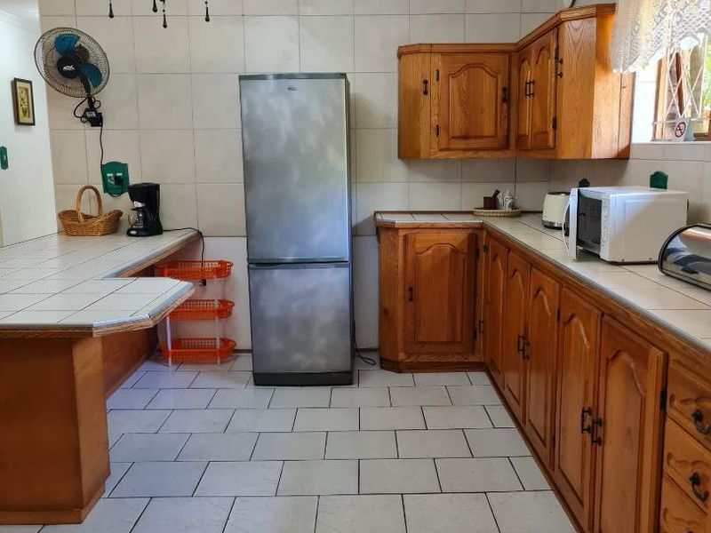 Perfect large family home situated in the heart of St Lucia. - Photo 4