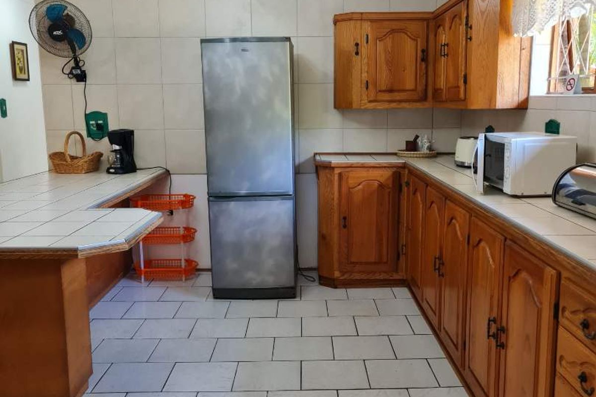 Perfect large family home situated in the heart of St Lucia. - Photo 4