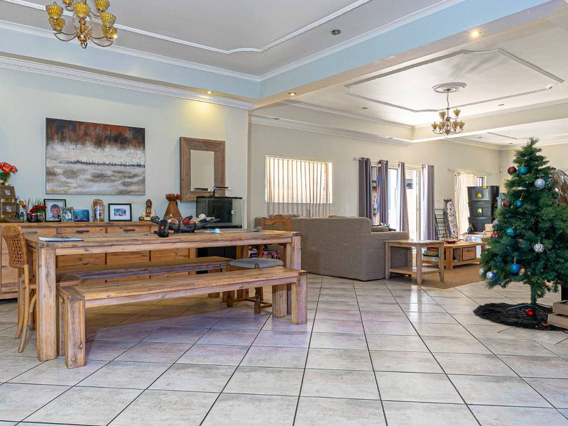 Renovator’s Dream in Sought-After Bishopscourt - Photo 5