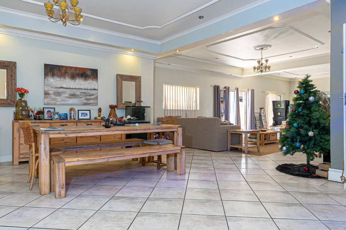 Renovator’s Dream in Sought-After Bishopscourt - Photo 5