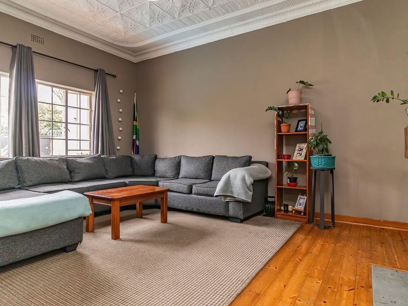 Charming Home: Classic Elegance Meets Modern Comfort! - Photo 9