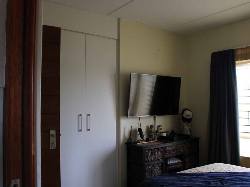 Serene Retreat: 2BR, 2BA Ground-Floor Townhouse - Photo 8