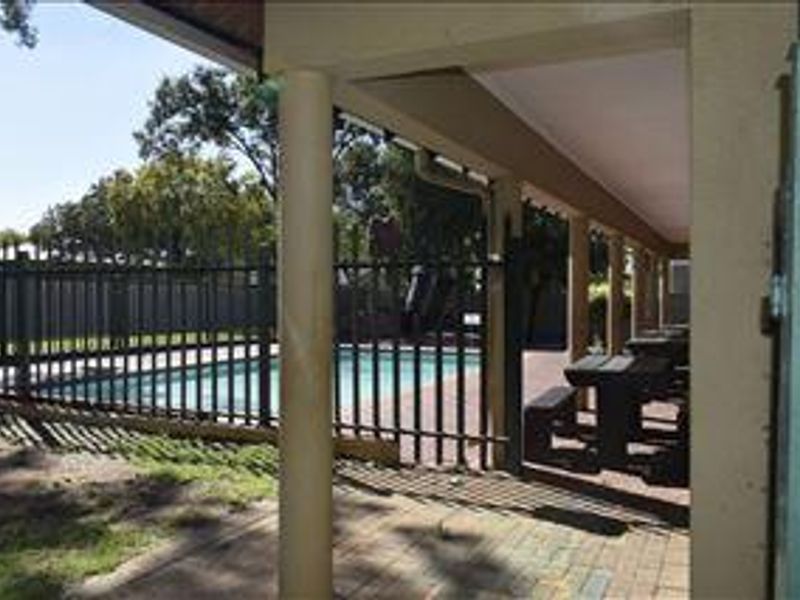 2 Bed, 1st floor corner unit, 24-hour security & modern unit! - Photo 2