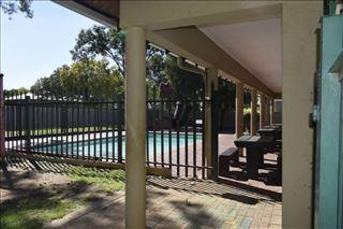 2 Bed, 1st floor corner unit, 24-hour security & modern unit! - Photo 2