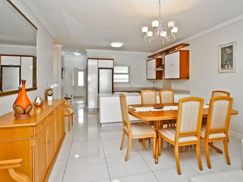 Exclusive Furnished Apartment in Secure Road Closure! - Photo 9