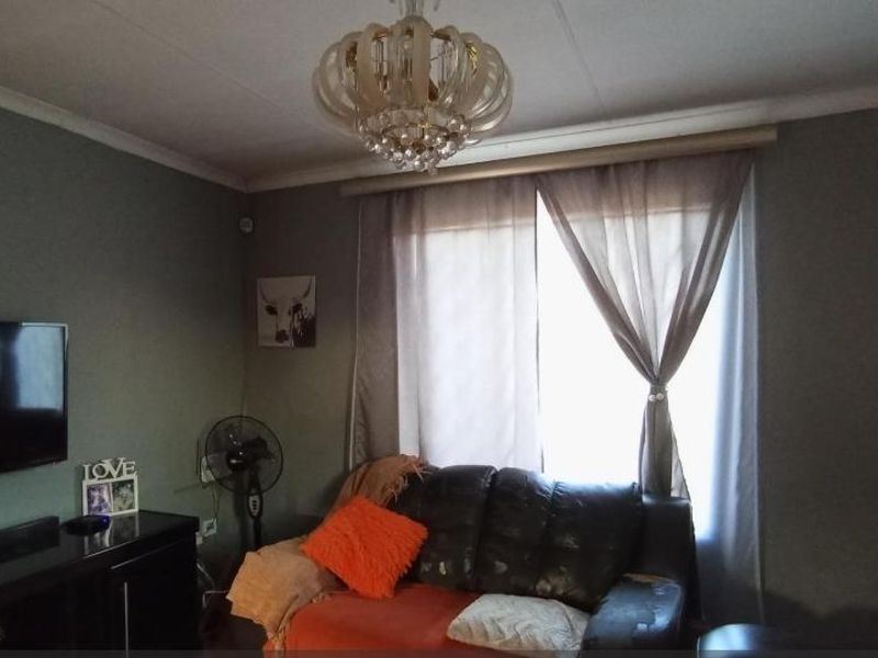 Stunning Home In Clayville Ext 26 Awaits You - Photo 5