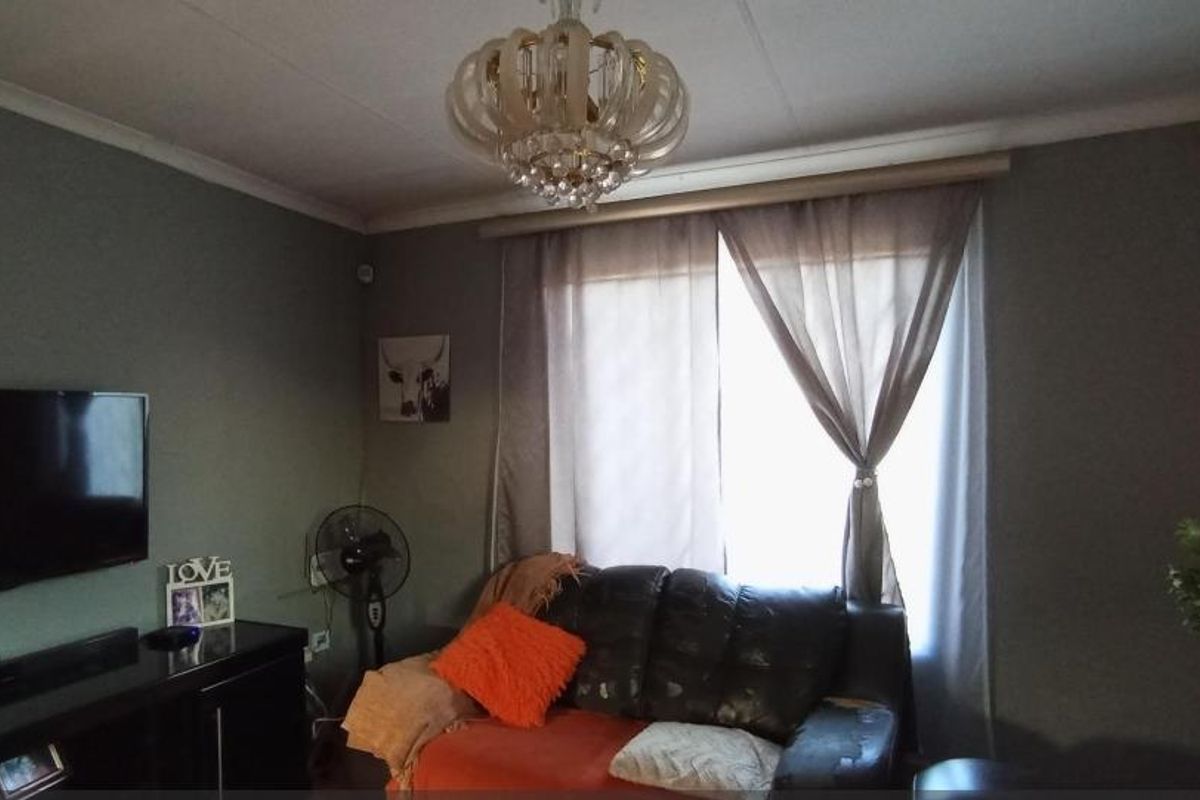 Stunning Home In Clayville Ext 26 Awaits You - Photo 5