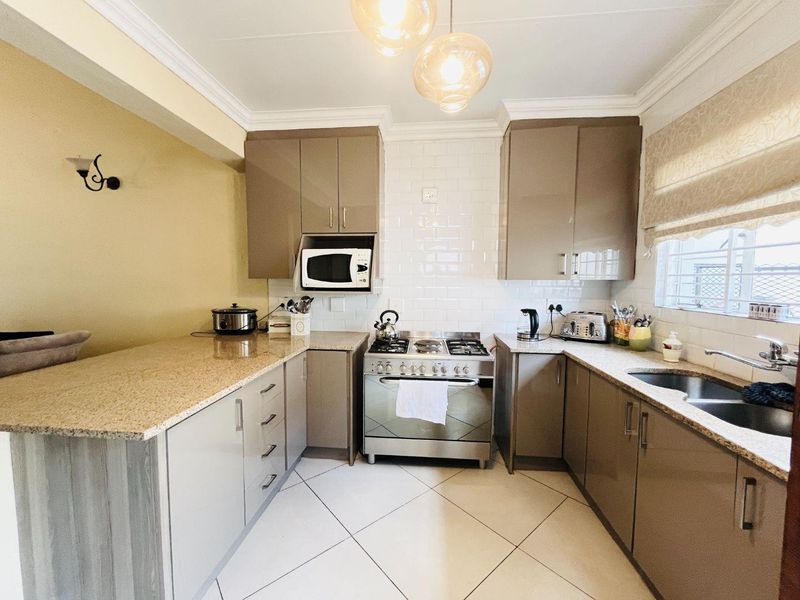 Modern 3 Bed townhouse in the most sought-after complex- Houndstooth - Photo 6