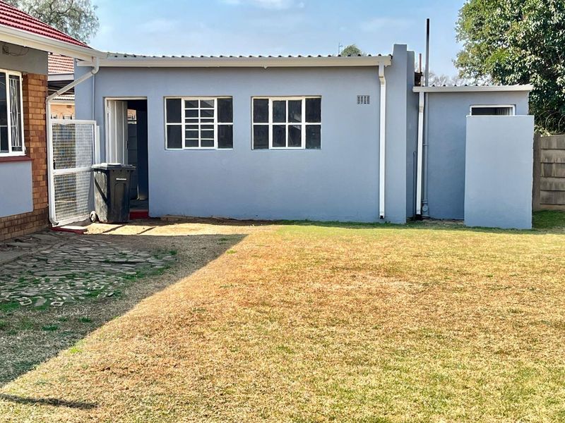 "Move-In Ready: Modern 4-Bed Home in Prime Van Dyk Park - Photo 9