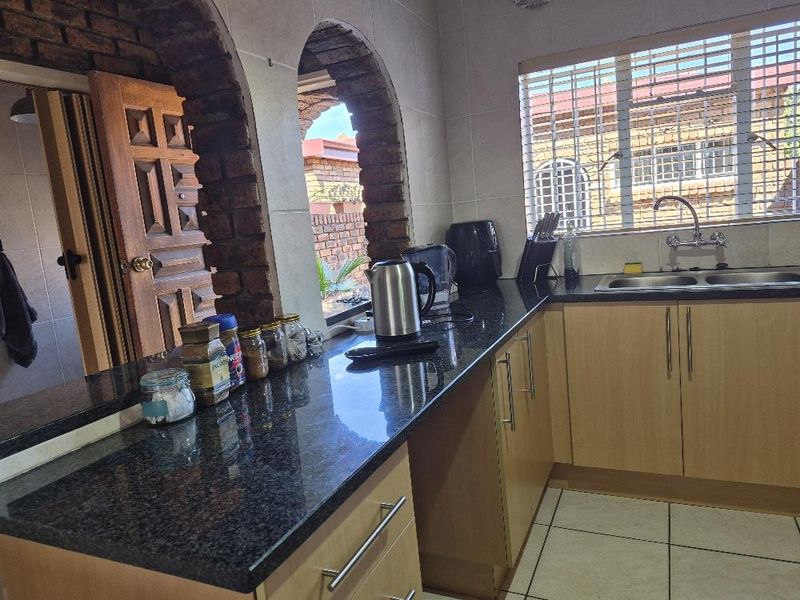 Modern spacious townhouse - pet friendly - Photo 4