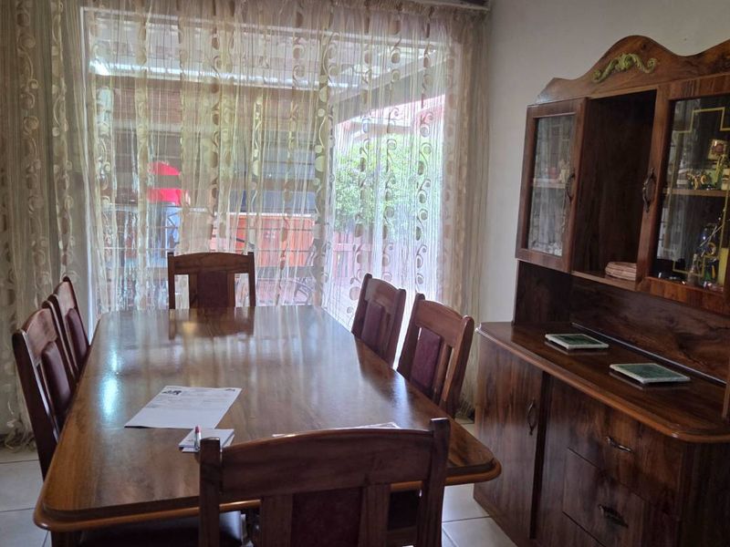 Stunning 4 bedroom home with flatlet in Verwoerdpark - Photo 5