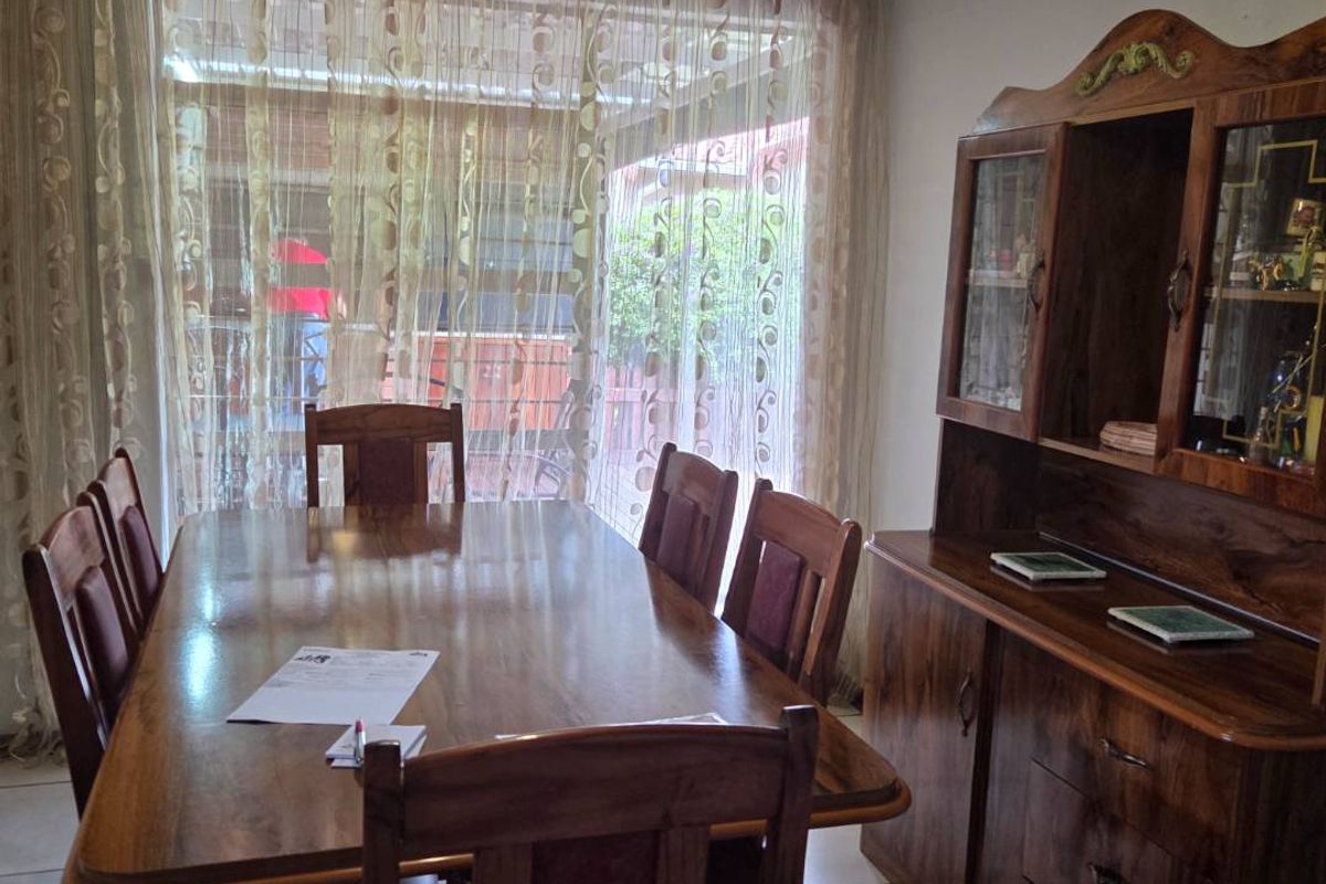 Stunning 4 bedroom home with flatlet in Verwoerdpark - Photo 5