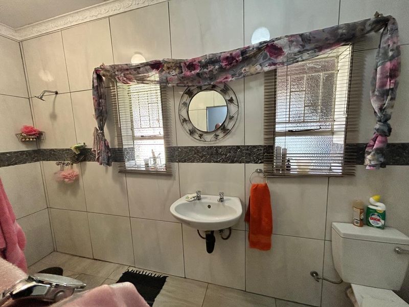 Beautiful Family Home - Photo 6