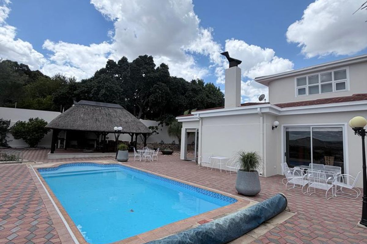 ✨🏡 JUST LISTED ULTRA-LUXURY LIVING IN WINDHOEK 🏡✨ VERY EXCLUSIVE - Photo 2