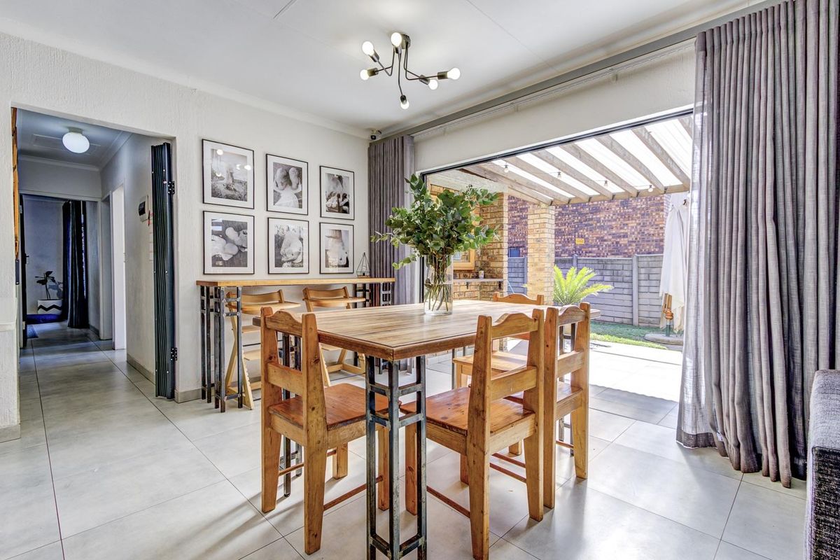 RENOVATED GEM IN ENCLOSED FAMILY FRIENDLY COMMUNITY - Super low levy! - Photo 5