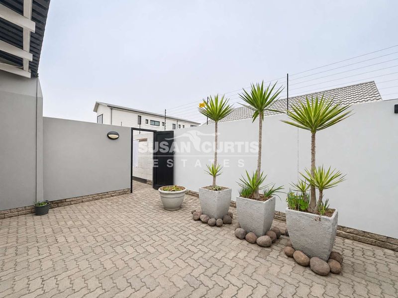 " A HOUSE DEFINED BY ELEGANCE AND INTENTION" - Photo 7