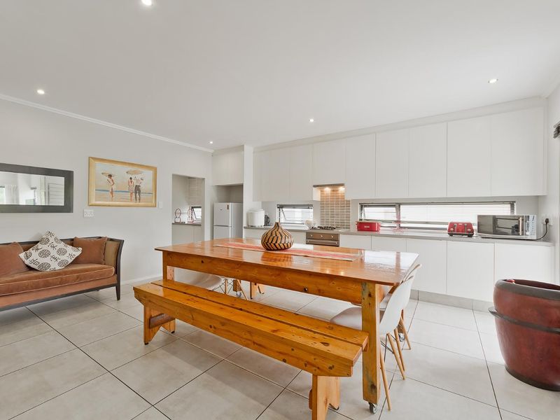 ULTRA-MODERN LIVING WITH BEAUTIFUL FINISHES IN A LOVELY SECURE LOCATION - Photo 4