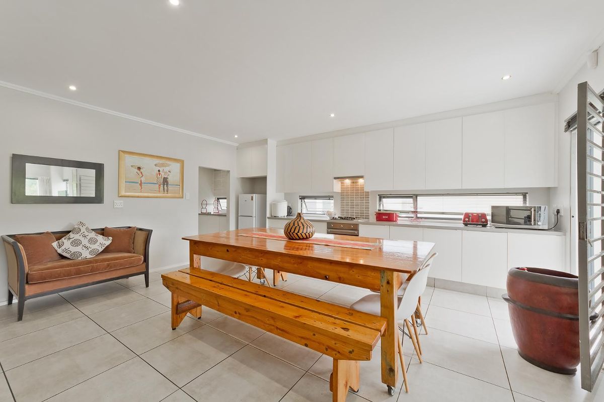 ULTRA-MODERN LIVING WITH BEAUTIFUL FINISHES IN A LOVELY SECURE LOCATION - Photo 4