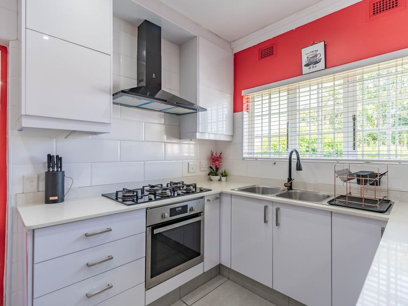 Serene Family Living in the Heart of Gillitts - Photo 4