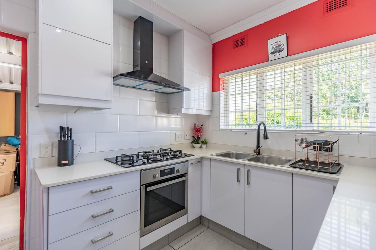 Serene Family Living in the Heart of Gillitts - Photo 4