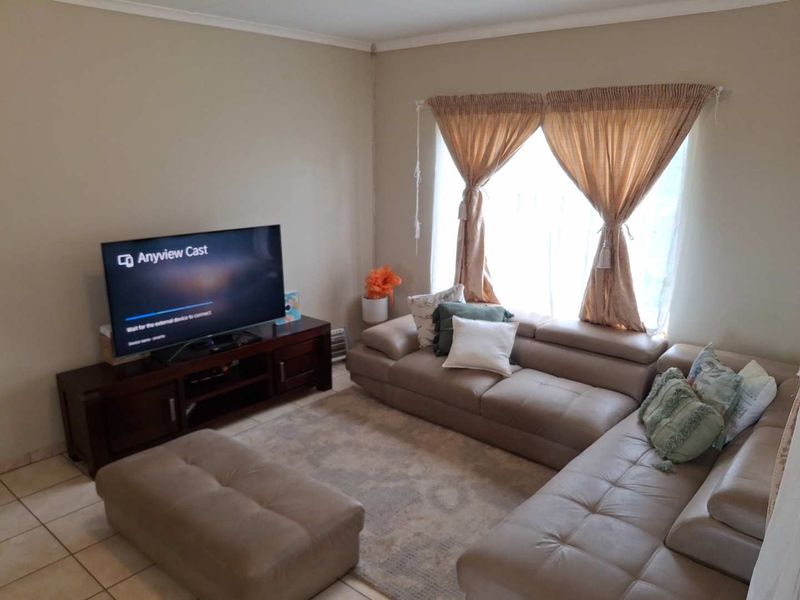 Spacious, Modern 2 Bedroom, 2 Bathroom Apartment with a Single Garage close to Gautrain station!  Great Investment! - Photo 7