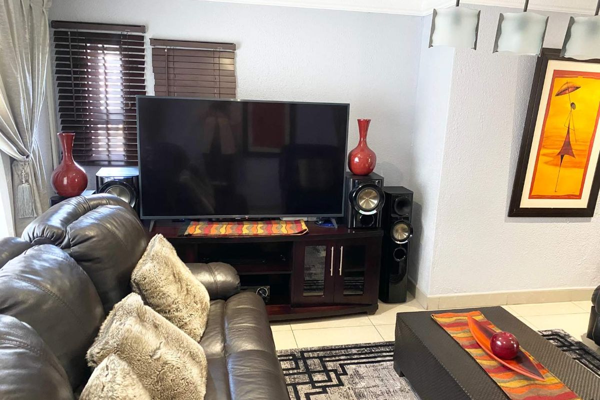 Modern Family Living On Spacious Stand In Daveyton - Photo 3