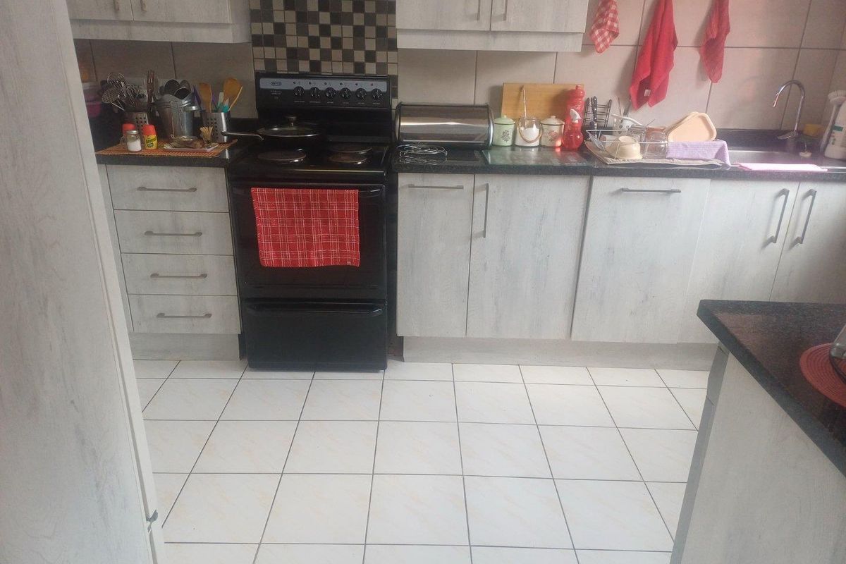 Extremely Neat Duplex Townhouse with Private Garden - Photo 4