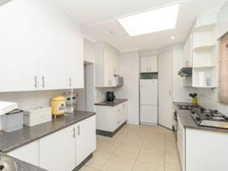 Spacious family home well located in Constantiakloof - Photo 4