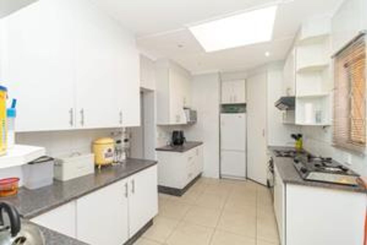 Spacious family home well located in Constantiakloof - Photo 4