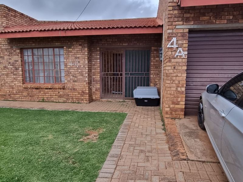 Well priced Lovely Townhouse BUT please note it resides on its own stand fully fenced, walled. - Photo 3