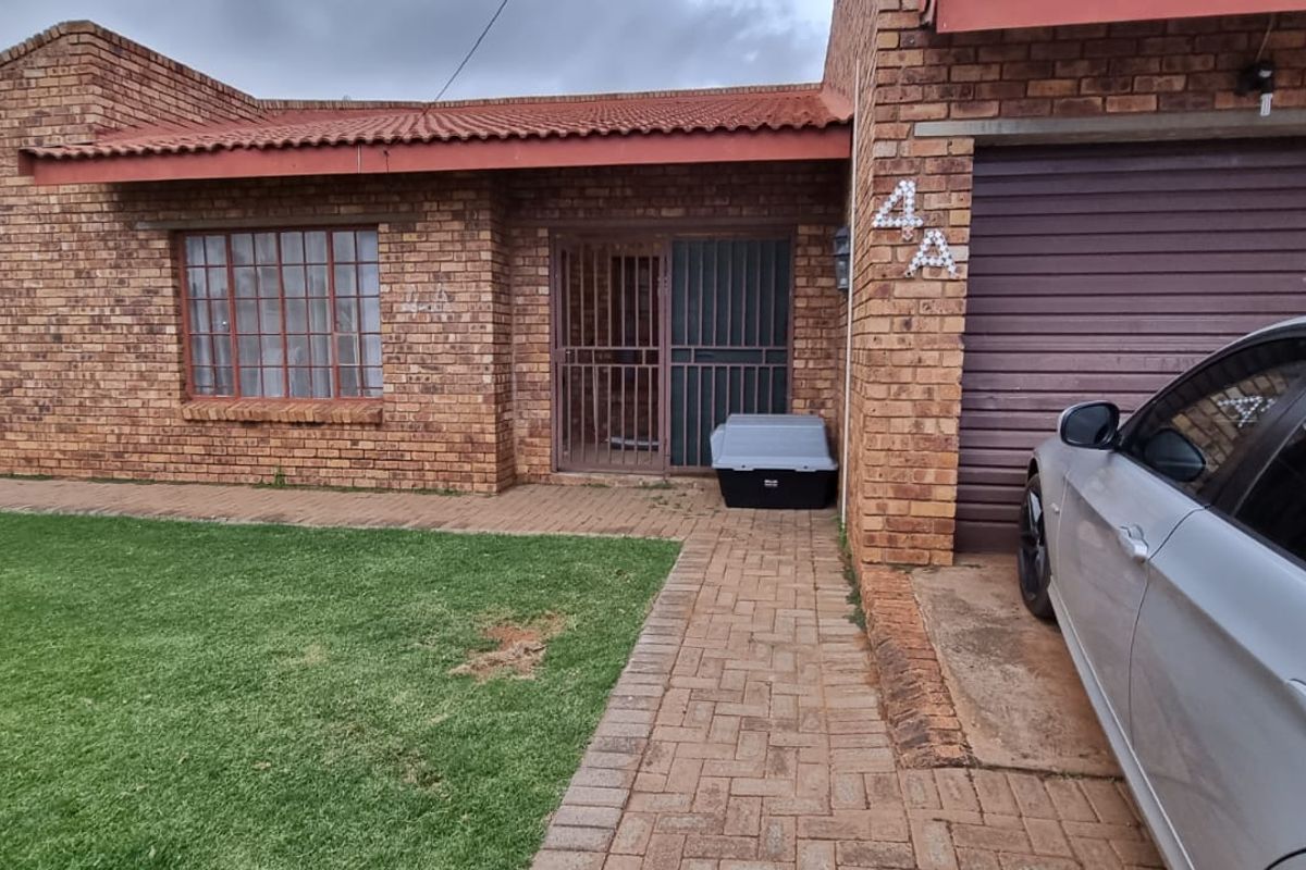 Well priced Lovely Townhouse BUT please note it resides on its own stand fully fenced, walled. - Photo 3