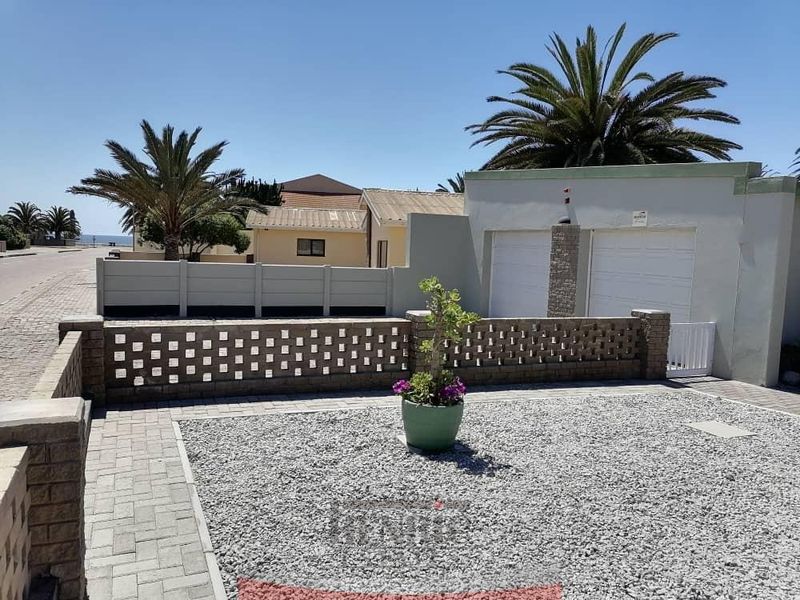 A Classic in Sought After Area - SOLE MANDATE - Photo 3