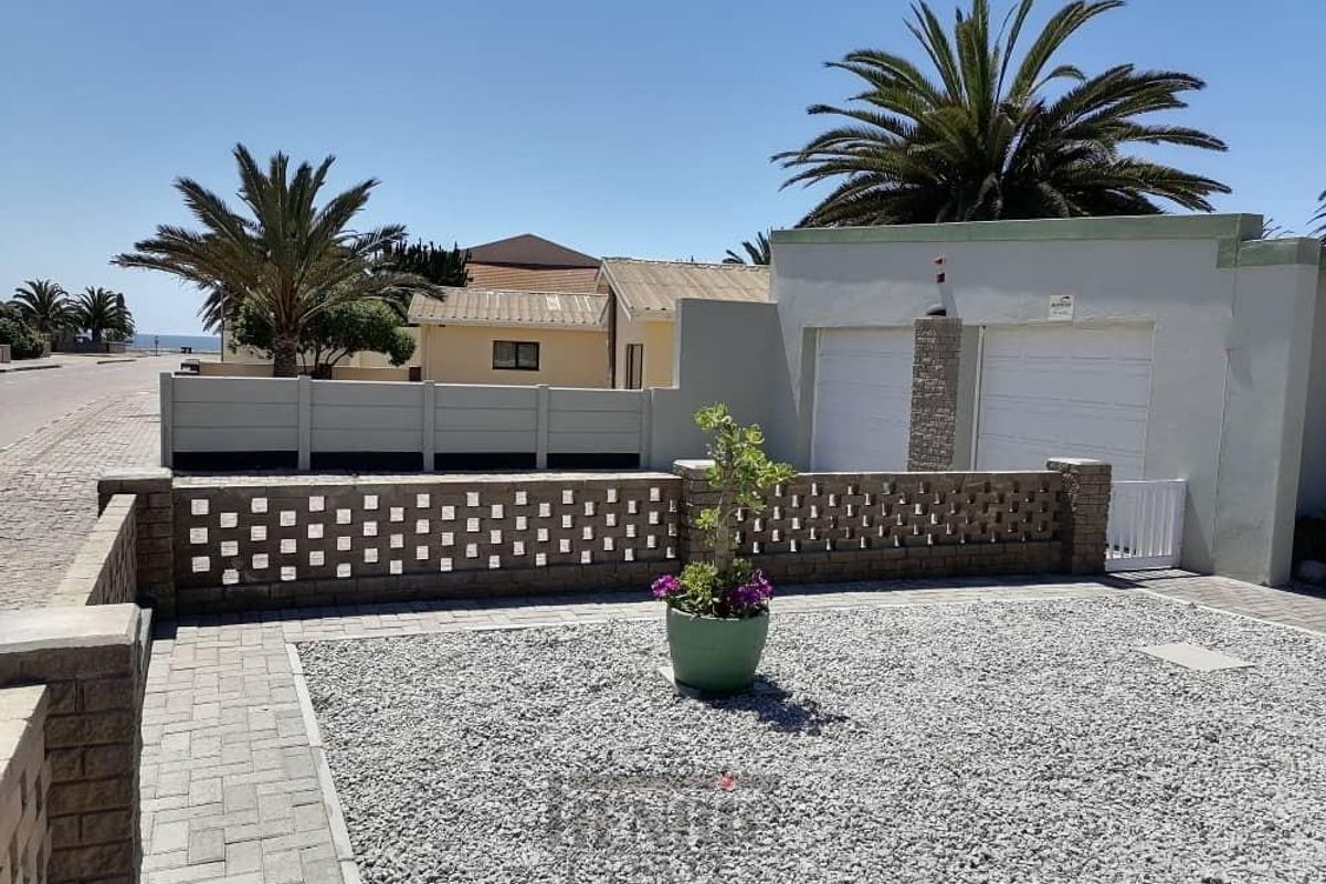 A Classic in Sought After Area - SOLE MANDATE - Photo 3