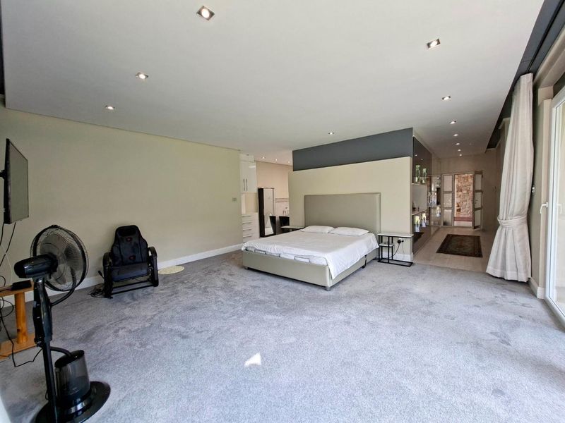 Immaculate and beautifully designed 3 bedroom, 3.5 bathroom home available in Hurlingham. - Photo 9