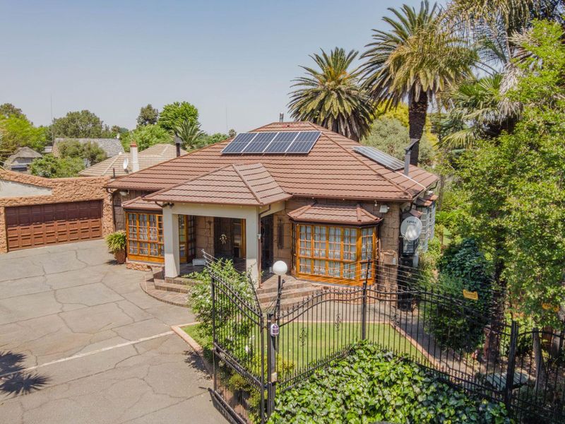 Endless Charm: Stunning Gardens & a Flatlet! - Photo 2