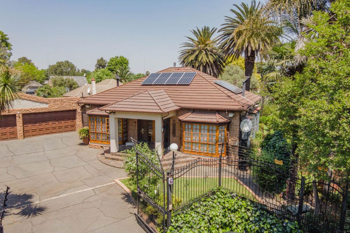 Endless Charm: Stunning Gardens & a Flatlet! - Photo 2