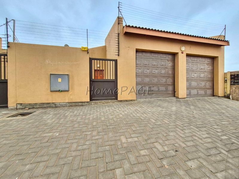 Hermes, Walvis Bay:  Neat 3 Bedr Townhouse is for Sale - Photo 2