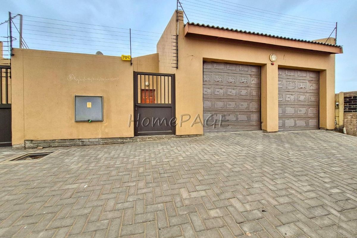 Hermes, Walvis Bay:  Neat 3 Bedr Townhouse is for Sale - Photo 2