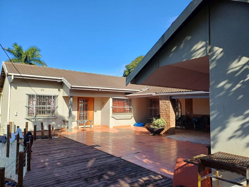 Exclusive Estate: Luxurious 4-Bed Home with Pool, 4 Garages, and 2 Investment Flats! - Photo 6