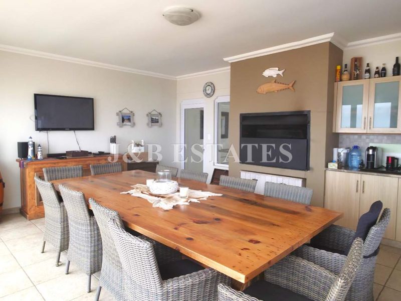 Luxury 3-Storey Townhouse - Photo 3