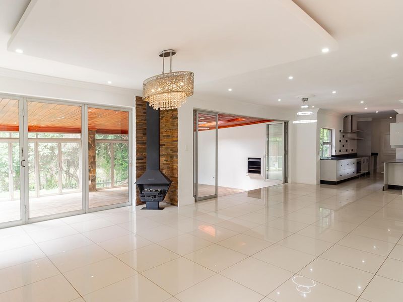 Modern, Newly Renovated 3-Bedroom Home with Solar & Entertainment Appeal in Prime Paulshof Location - Photo 3