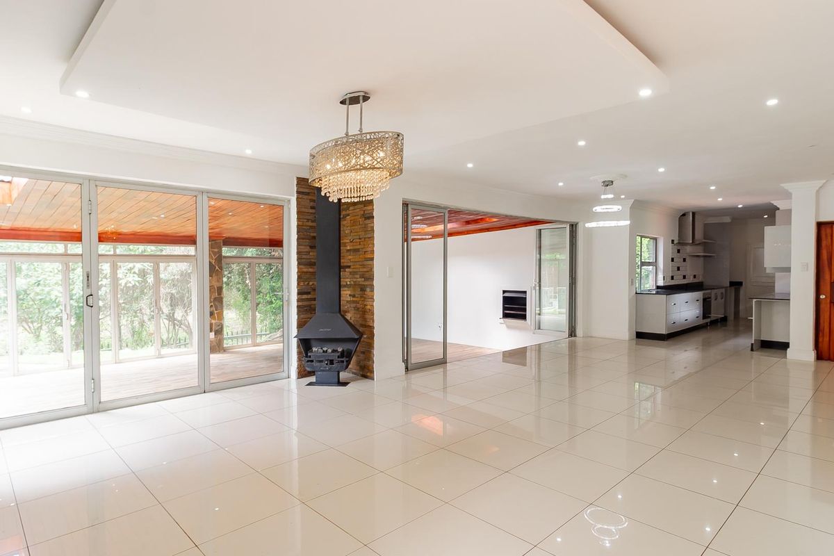 Modern, Newly Renovated 3-Bedroom Home with Solar & Entertainment Appeal in Prime Paulshof Location - Photo 3