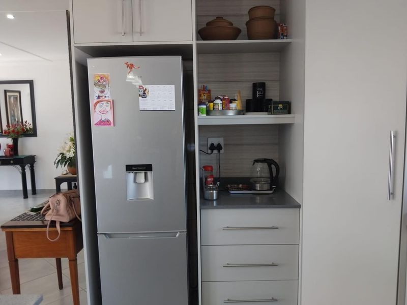 Elegant Living in a Modern Two-Bedroom House in Reebok on the Garden Route - Photo 8