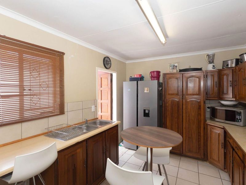 Spacious 3-Bedroom Home with Private Pool & Expansive Yard - Photo 7