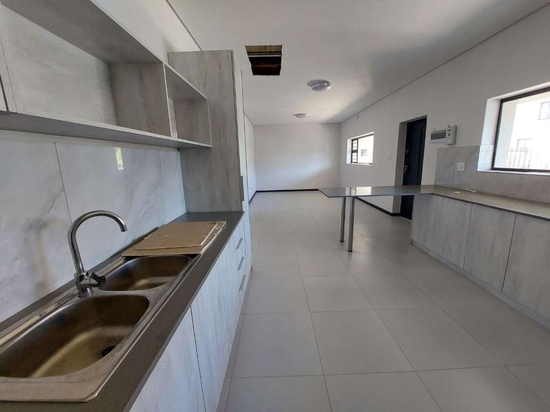 Stunning 2 Bedroom Semi-detached home in Wynberg. - Photo 4