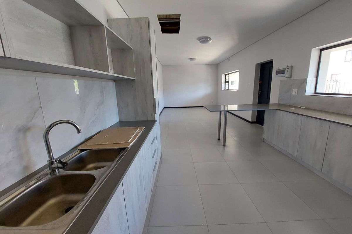 Stunning 2 Bedroom Semi-detached home in Wynberg. - Photo 4