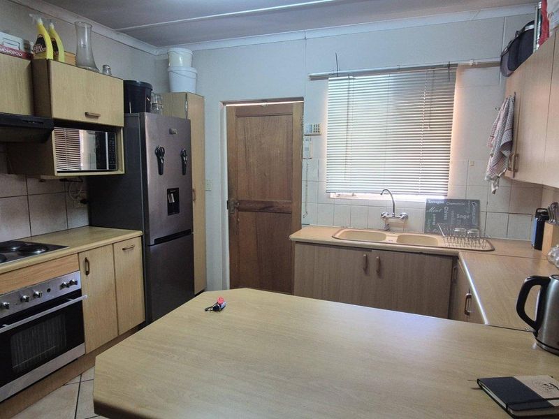 FOR SALE SPACIOUS 2 BEDROOM UNIT IN EROS - Photo 5