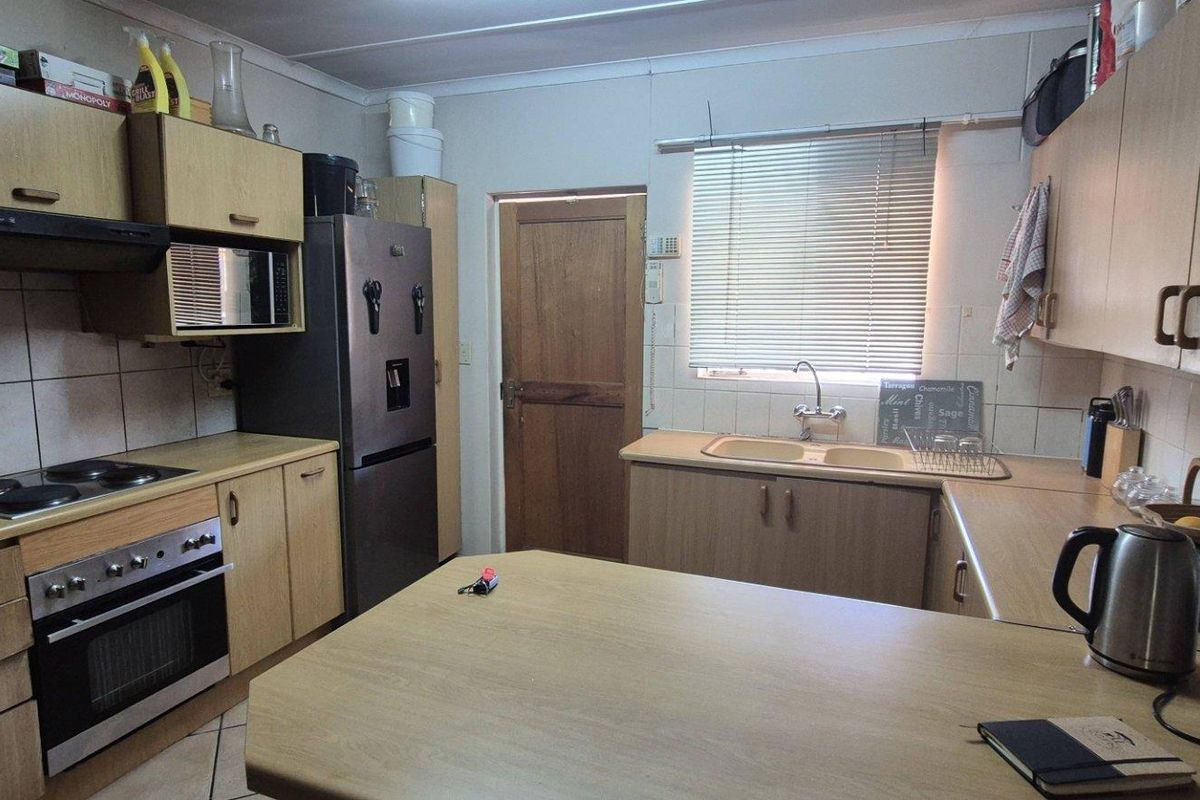 FOR SALE SPACIOUS 2 BEDROOM UNIT IN EROS - Photo 5
