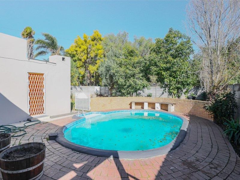 Absolute Gem in sought-after neighborhood walking distance to all amenities - Photo 2