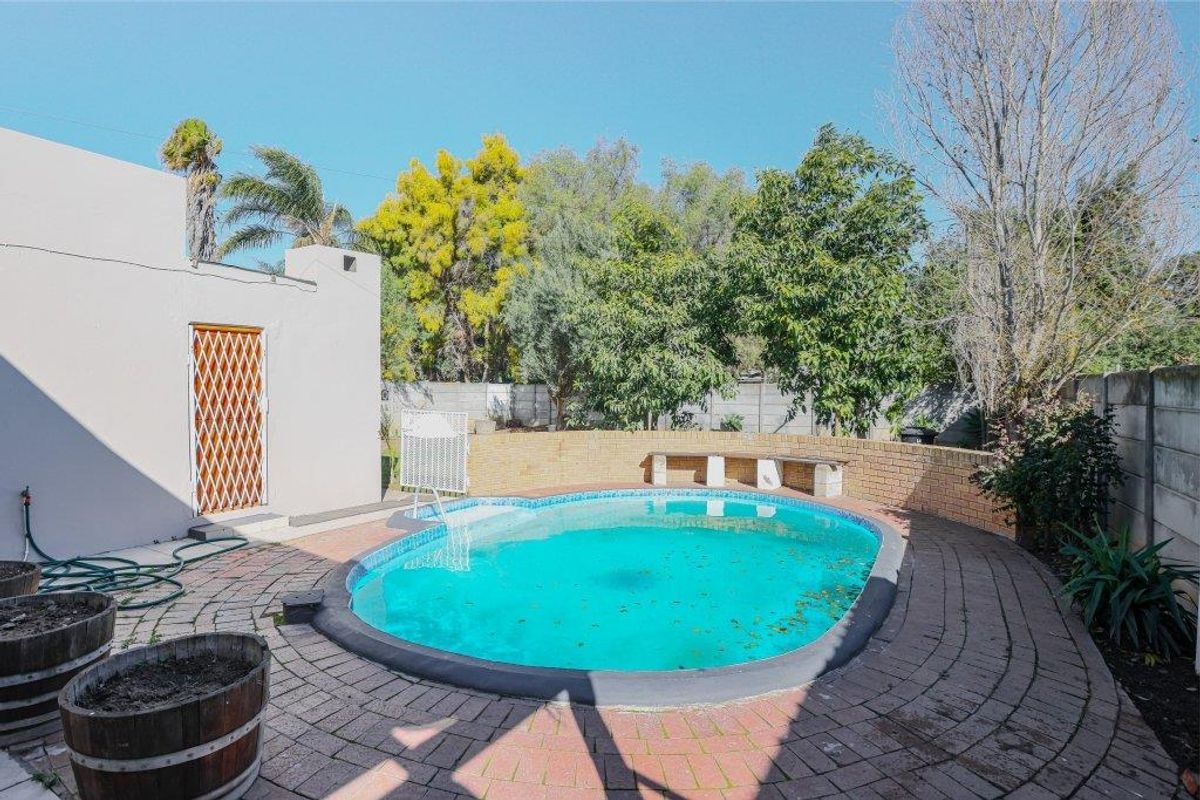 Absolute Gem in sought-after neighborhood walking distance to all amenities - Photo 2